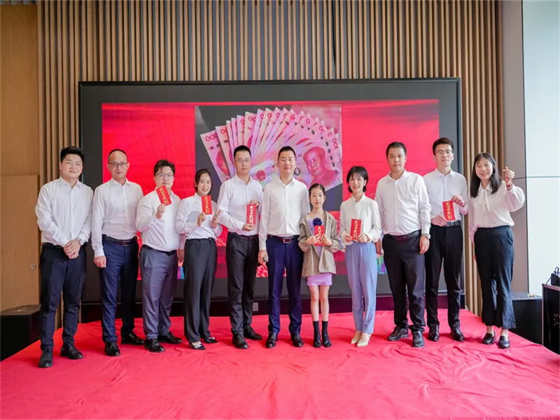 嘉奖台上的 “红包” 力量